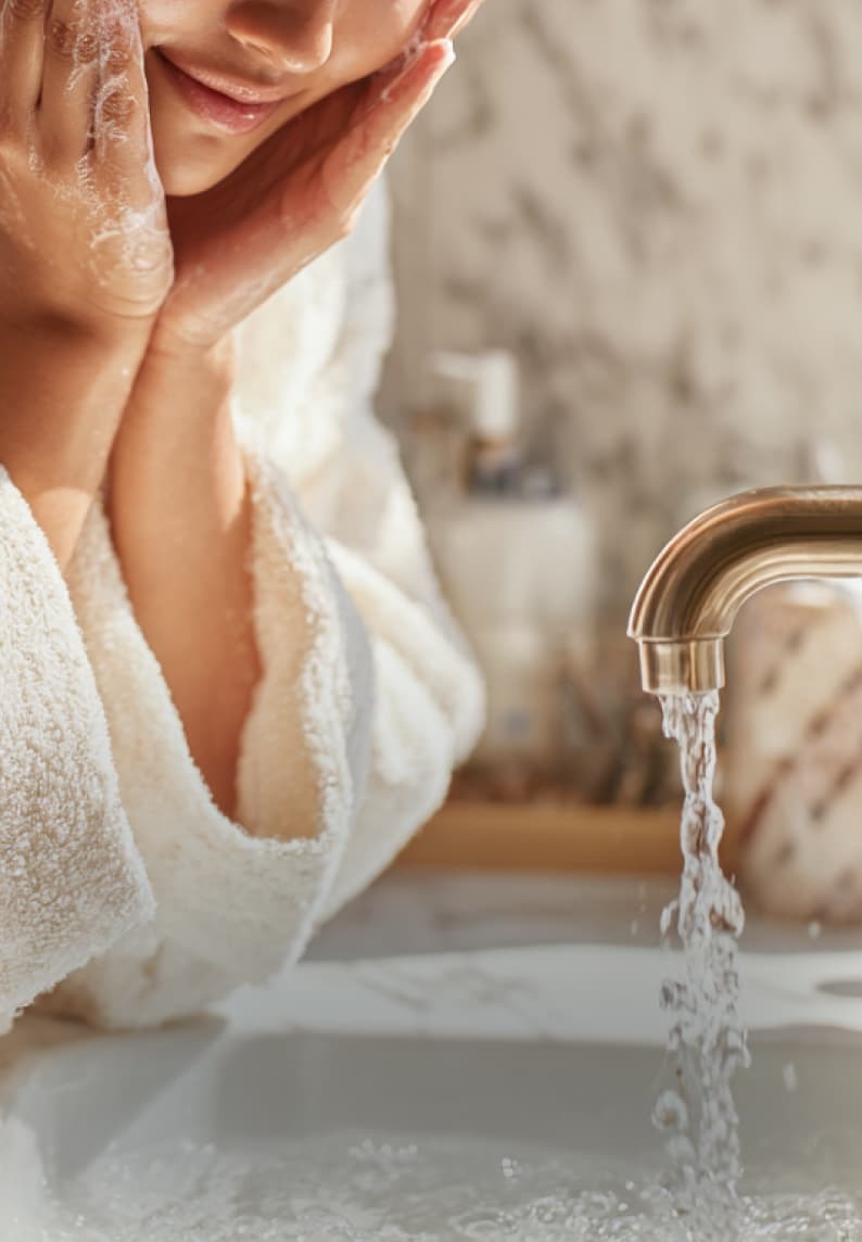 Людям с акне нельзя умываться обычной водой